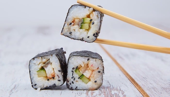 palillos de madera comer sushi