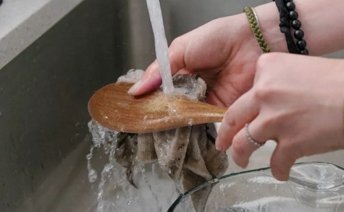 lavar utensilio madera