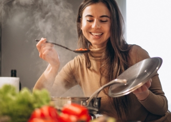 mujer cocinando mestra de verduras