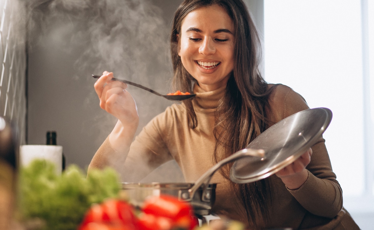 mujer cocinando mestra de verduras