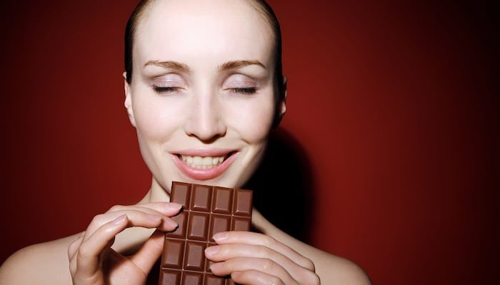 mujer feliz chocolate negro saludable
