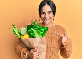 mujer feliz menestra de verduras