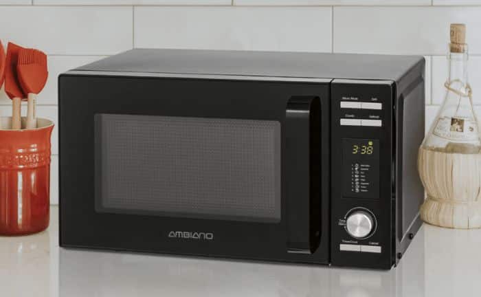 El microondas con grill AMBIANO ha sido creado un un diseño compacto y elegante en color negro