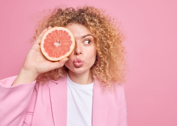 mujer feliz limon rosa para dieta