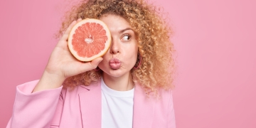 mujer feliz limon rosa para dieta