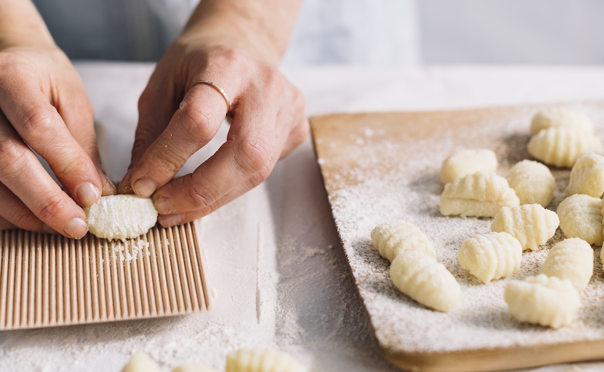 mujer preparando ñoquis para dieta