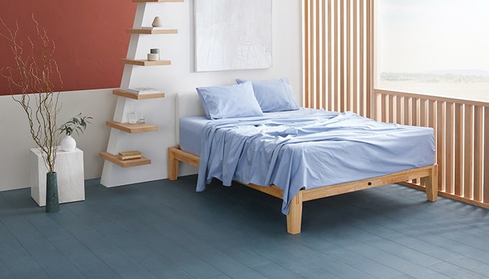 dormitorio con suelo en color