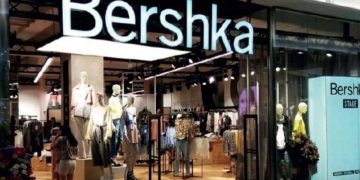 Vestido mini con detalles de strass de Bershka