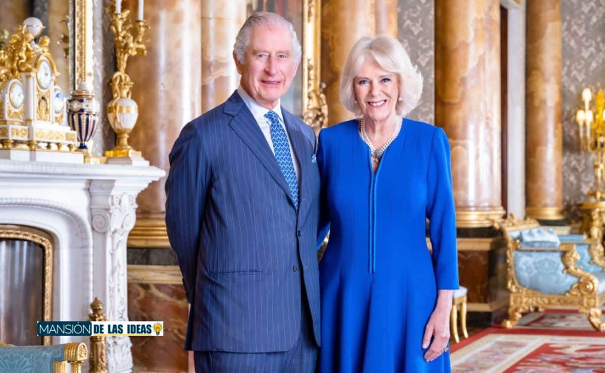 Carlos III, nuevo rey británico, con su esposa Camila