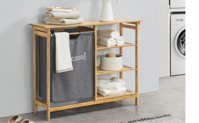 La estantería de baño Nousiainen cuenta con una cesta donde podrás depositar tu ropa sucia cada vez que te des un baño