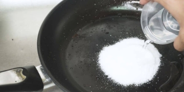 Cleaning pans with baking soda