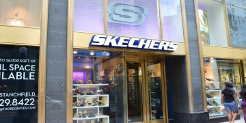 La Skechers Hillcrest - Vast Adventure presenta una parte superior de malla transpirable que se combina con refuerzos sintéticos