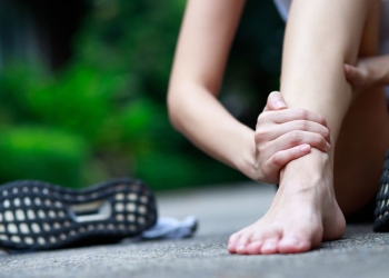 Estos cuatro ejercicios te ayudarán a reducir el dolor de pies sin salir de casa