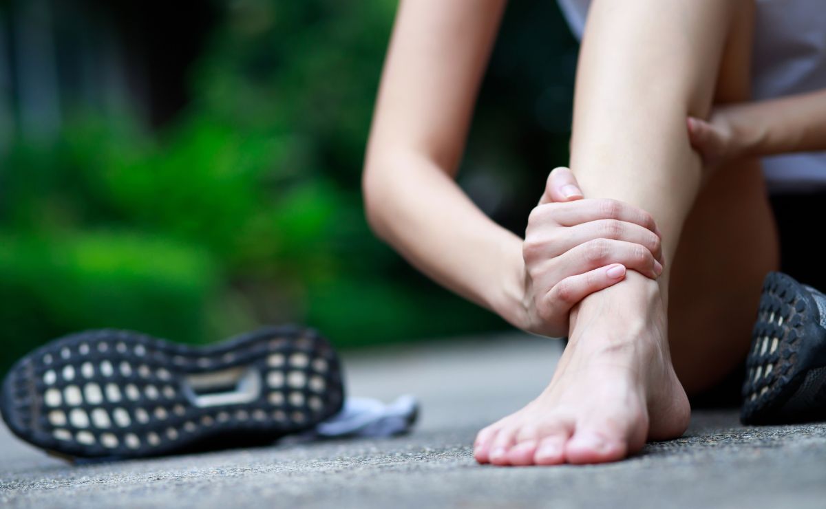 Estos cuatro ejercicios te ayudarán a reducir el dolor de pies sin salir de casa