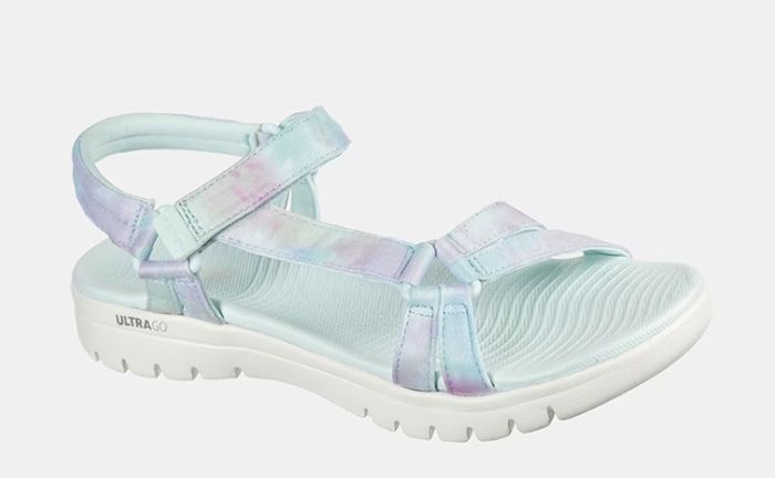 Las sandalias Skechers GOwalk plateadas son una de las opciones más glamurosas para este verano