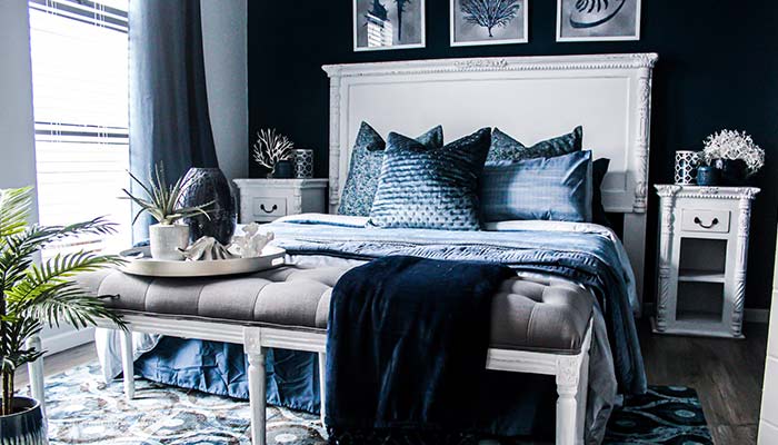 dormitorio con textiles de terciopelo