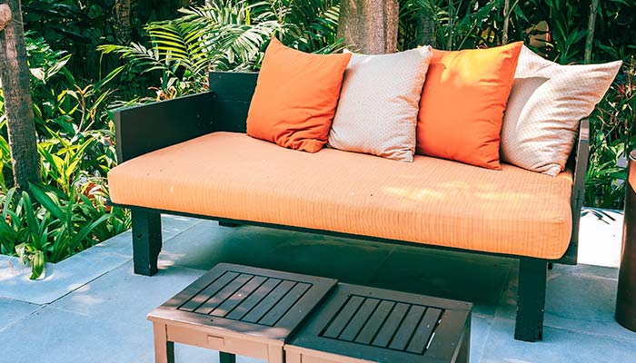 terraza con sofa naranja