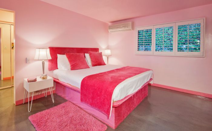Dormitorio en tonos rosas