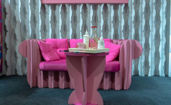 Mobiliario y textiles rosas en un salón