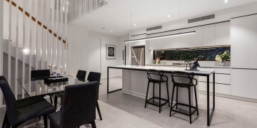 Cocina con barra y taburetes altos