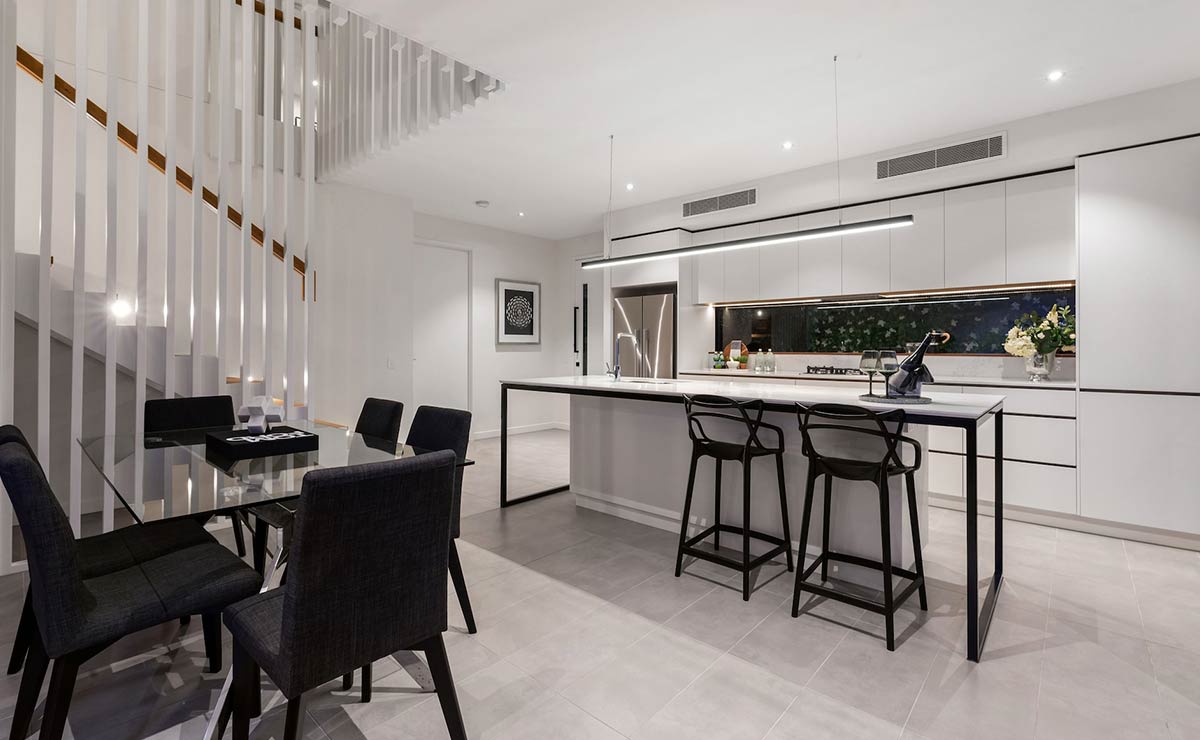 Cocina con barra y taburetes altos