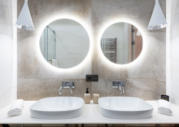 Cuarto de baño con dos espejos