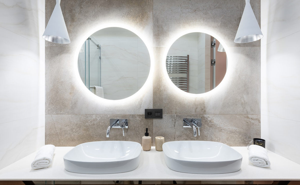 Cuarto de baño con dos espejos