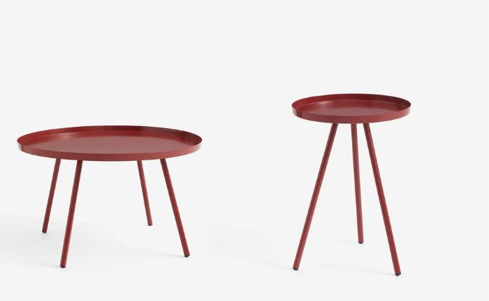 Mesa auxiliar baja y mesa auxiliar pequeña en color rojo oscuro de H&M Home