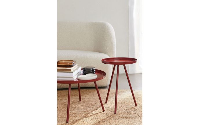 Mesas auxiliares vintage en color rojo oscuro de H&M Hom