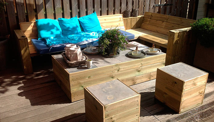 Terraza con muebles de cajas de madera