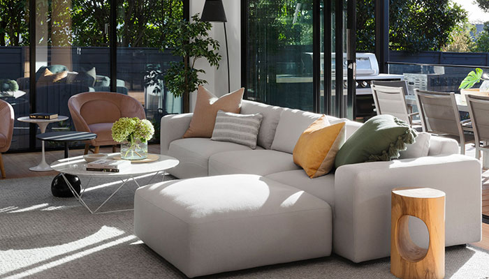 Terraza de interior con sofá clásico