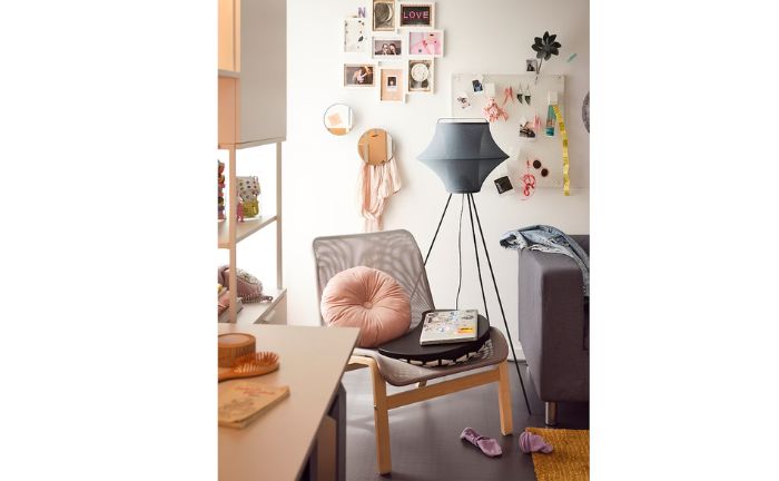 El sillón NOLMYRA de Ikea en chapa de abedul de color gris en un habitación
