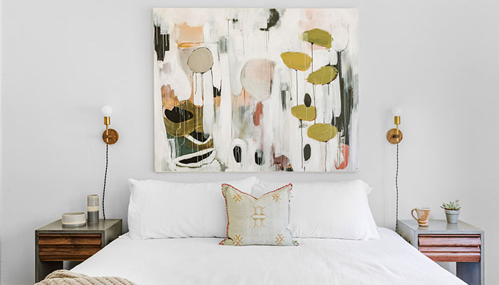 Une chambre avec un tableau au mur