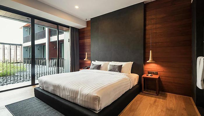 Dormitorio con pared panelada en madera