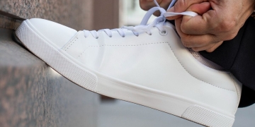 bicarbonato-zapatos-blancos