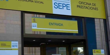El SEPE aclara cuándo es compatible trabajar y cobrar el subsidio de mayores de 52 años