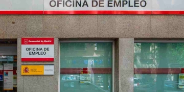 El empleo mejora en Andalucía con la mayor bajada del paro en años