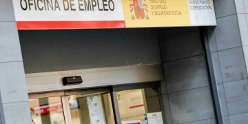 El error con el salario que está dejando sin subsidio a miles de mayores de 52 años
